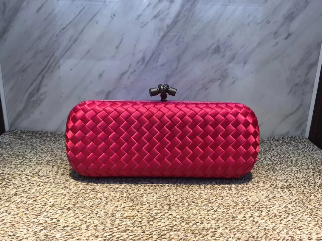 8651 Large Classic Dinner Bag ~~~Snake leather with ribbon ~~~Dense and slippery, not easy to fluff, can hold iPhones of all sizes! Size: 25cm*9.5cm*4cm